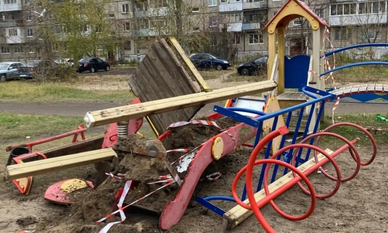 В&nbsp;Архангельске зачем‑то&nbsp;снесли трактором детскую площадку