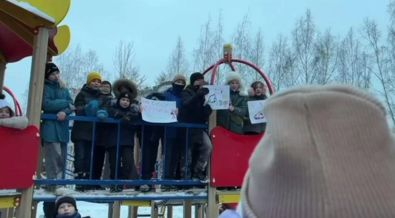 В&nbsp;Петербурге дети и&nbsp;взрослые вышли на&nbsp;митинг против&nbsp;сноса детской площадки