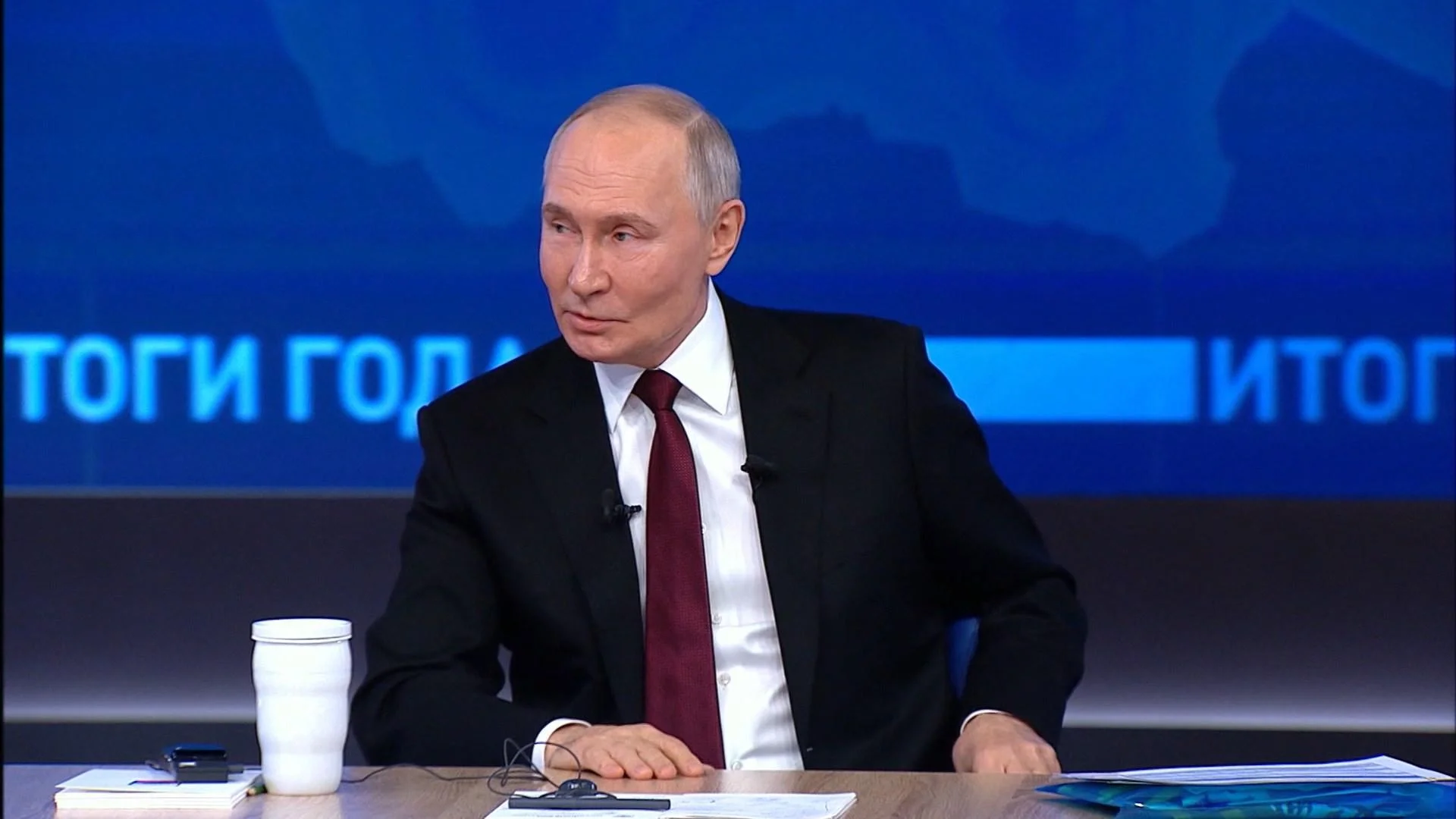 Жители Петербурга отправили почти 98 тысяч обращений на прямую линию с Путиным