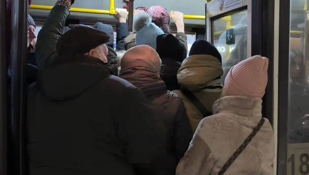 Власти Мурманска отказались усиливать маршрут с&nbsp;переполненными автобусами