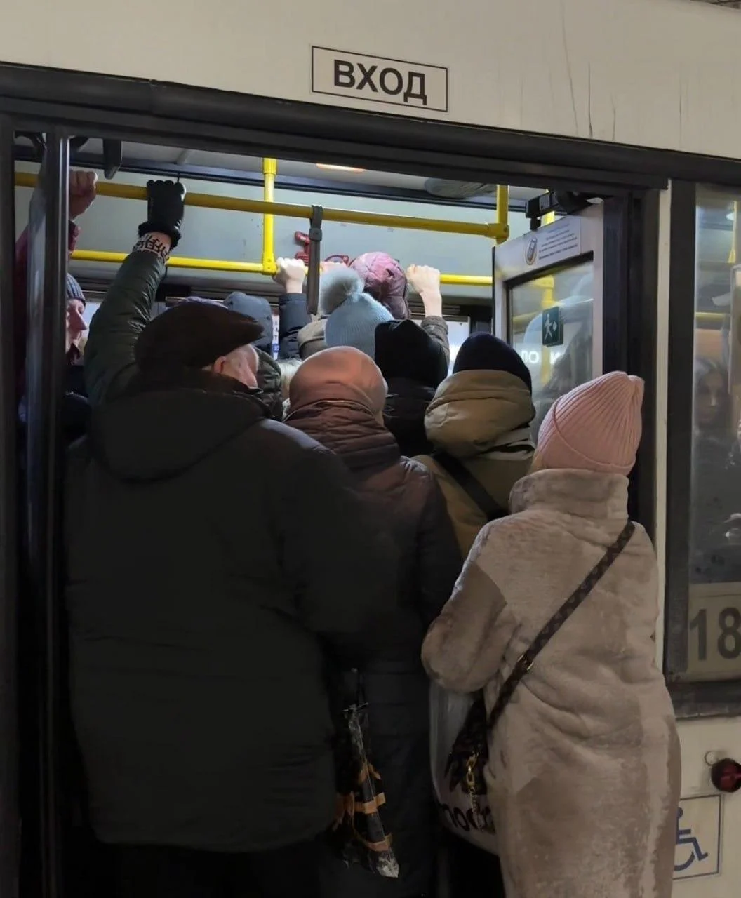 Власти Мурманска отказались усиливать маршрут с&nbsp;переполненными автобусами