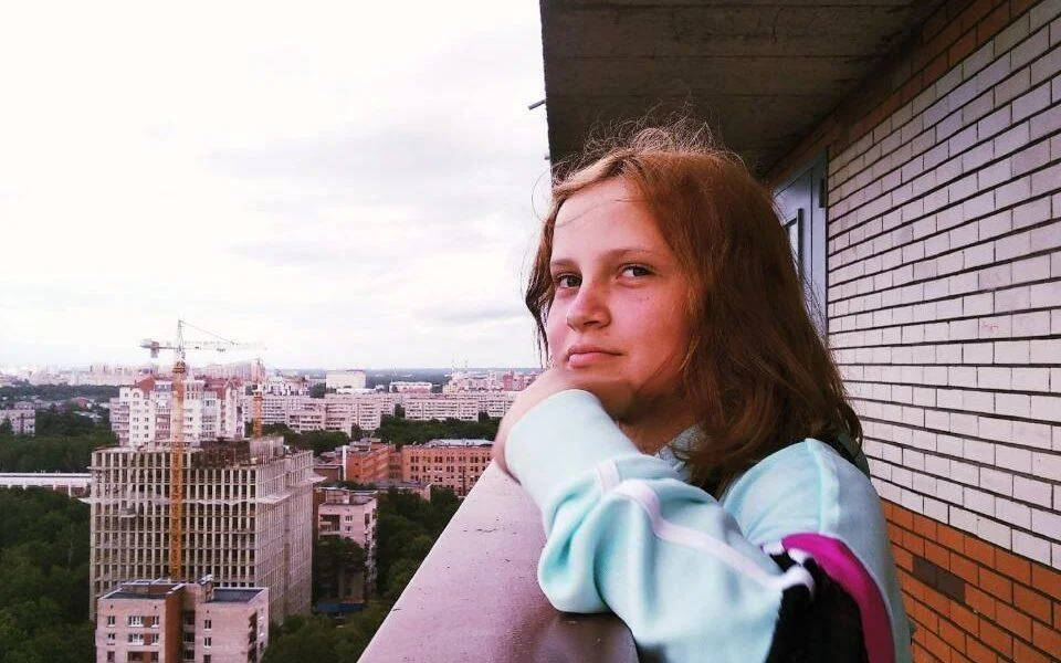 Школьницу в&nbsp;Питере приговорили к&nbsp;4&nbsp;годам колонии за&nbsp;фото участников РДК&nbsp;на&nbsp;стенде