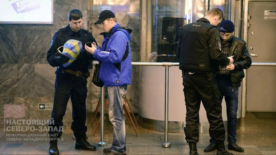 В&nbsp;петербургском метро у&nbsp;пассажиров начали проверять экраны телефонов